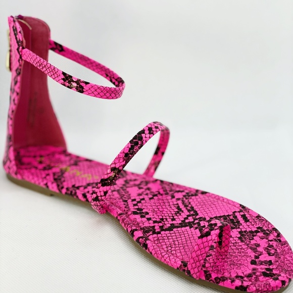 tripple strap flat sandal - Picture 2 of 3